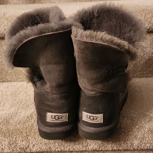 Ugg "Bailey" Button II Gray Short Suede Sheepskin Boots w/ Shearling Size 9 - Picture 6 of 13
